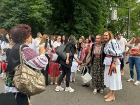 Elena Lasconi a sărbătorit, cu mic, cu mare, Ziua Universală a Iei în Câmpulung Muscel. Ce mesaj emoționant a transmis. Promovează ia românească și tradițiile