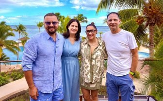 Vacanța vedetelor în Mauritius. Dan Negru, Cătălin Măruță și Vlăduța Lupău la aceeași masă cu familiile. Au postat imagini de grup de acolo