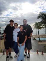 Vacanța vedetelor în Mauritius. Dan Negru, Cătălin Măruță și Vlăduța Lupău la aceeași masă cu familiile. Familia Măruță a avut parte de o întâlnire neașteptată