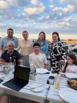 Ce familie numeroasă are Elena Gheorghe! Artista a adunat la aceeași masă toate generațiile. A petrecut o vacanță cu toți cei dragi la mare