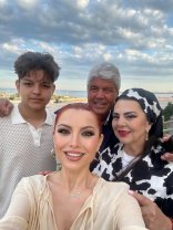 Ce familie numeroasă are Elena Gheorghe! Artista a adunat la aceeași masă toate generațiile. Fiul ei Nicholas are 14 ani
