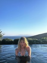 Imagini interzise minorilor și cardiacilor cu Delia în costum de baie. Cum poate să arate artista la 44 de ani. A plecat în Grecia alături de soțul ei