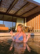 Imagini interzise minorilor și cardiacilor cu Delia în costum de baie. Cum poate să arate artista la 44 de ani. A îmbrăcat un costum în două piese cu imprimeu floral