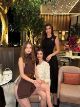 Cum arată acum sora „ascunsă” a Ramonei și Monicăi Gabor. Alina apare extrem de rar pe rețelele sociale. Toate trei au o relație specială cu Irina Columbeanu, fiica Moncăi Gabor
