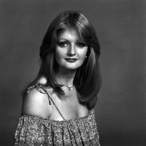 Povestea impresionantă de viață a lui Bonnie Tyler. A iubit același bărbat jumătate de secol, dar nu a putut deveni mamă. A cântat în baruri înainte să devină celebră