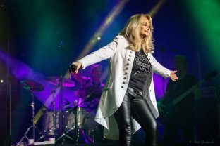 Povestea impresionantă de viață a lui Bonnie Tyler. A iubit același bărbat jumătate de secol, dar nu a putut deveni mamă. Și-a cunoscut soțul înainte să devină celebră
