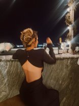 Alina Sorescu, petrecere de zile mari la împlinirea celor 40 de ani: „Visuri fără limite”. A purtat o rochie neagră cu spatele gol