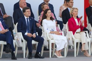 Mirabela Grădinaru, nelipsită de lângă președintele Dan la parada militară de pe Champs-Élysées de Ziua Națională a Franței. Cei doi s-au îmbrăcat asortat