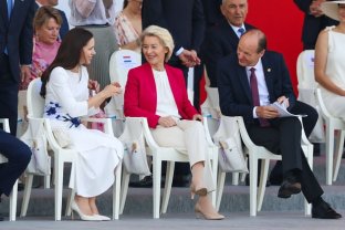 Mirabela Grădinaru, nelipsită de lângă președintele Dan la parada militară de pe Champs-Élysées de Ziua Națională a Franței. Au stat în primul rând în tribuna oficială