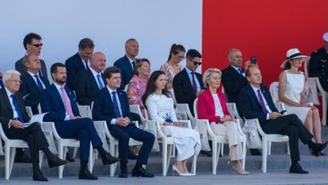 Mirabela Grădinaru, nelipsită de lângă președintele Dan la parada militară de pe Champs-Élysées de Ziua Națională a Franței. Nicușor Dan a stat aproape de Donald Tusk, premierul Poloniei
