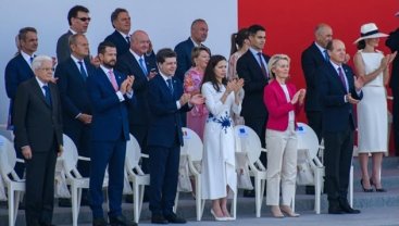 Mirabela Grădinaru, nelipsită de lângă președintele Dan la parada militară de pe Champs-Élysées de Ziua Națională a Franței, unde au defilat și militari ai Brăgăzii 30 Gardă Mihai Viteazul