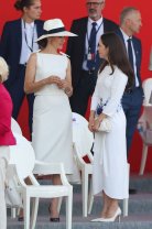 Mirabela Grădinaru, nelipsită de lângă președintele Dan la parada militară de pe Champs-Élysées de Ziua Națională a Franței, unde a stat de vorbă cu Urska Bacovnik soția lui Janez Jansa