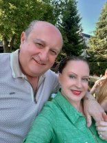 A împlinit 71 de ani dar nu-i dai o secundă vârsta asta! Maria Dragomiroiu a radiat de ziua ei, înconjurată de cei dragi. „Mulțumesc Lui Dumnezeu”. Iubirea soțului ei o face să strălucească