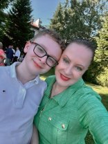 A împlinit 71 de ani dar nu-i dai o secundă vârsta asta! Maria Dragomiroiu a radiat de ziua ei, înconjurată de cei dragi. „Mulțumesc Lui Dumnezeu”. Are un nepot și trei nepoate