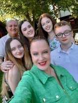 A împlinit 71 de ani dar nu-i dai o secundă vârsta asta! Maria Dragomiroiu a radiat de ziua ei, înconjurată de cei dragi. „Mulțumesc Lui Dumnezeu”. Fanii nu-i dau vârsta din buletin