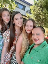 A împlinit 71 de ani dar nu-i dai o secundă vârsta asta! Maria Dragomiroiu a radiat de ziua ei, înconjurată de cei dragi. „Mulțumesc Lui Dumnezeu”. Și-a dorit enorm să aibă copii