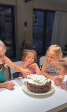 Soțul Laurei Cosoi a împlinit 50 de ani: „Am pus la cale o mulțime de surprize pentru cel mai bun tătic”. Cele patru fetițe i-au făcut tortul aniversar