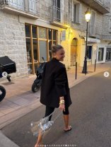 Pantalonii capri cu accsorii aurii