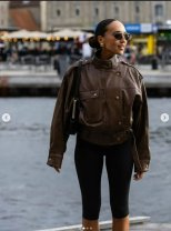 Pantaloni capri și geaca de piele