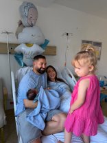 Iustina de la Insula Iubirii a născut al doilea copil: „Lumea noastră are un nou nume”. Ivana a fost în vizită la frățiorul ei la spital