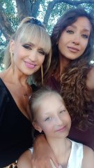 Ce mare și frumoasă a crescut unica nepoată a regretatului Ion Dichiseanu. Este pasionată de muzică la fel ca mama și bunica ei