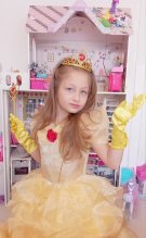 Ce mare și frumoasă a crescut unica nepoată a regretatului Ion Dichiseanu. Urcă pe scenă cu mama și bunica ei