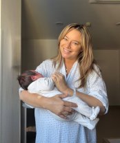 Laura Cosoi, primele imagini cu micuța Nina. A publicat imagini cu primele lor momente împreună, la spital