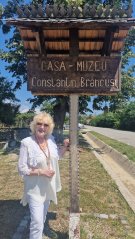 Corina Chiriac, emoționată până la lacrimi „Acasă la Brâncuși”. Imagini de colecție din satul marelui Constantin Brâncuși. A cântat în deschiderea festivalului dedicat sculptorului