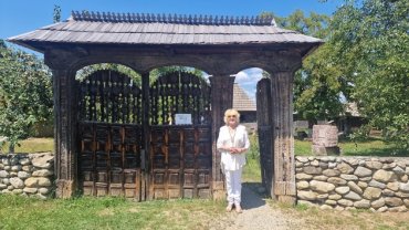 Corina Chiriac, emoționată până la lacrimi „Acasă la Brâncuși”. Imagini de colecție din satul marelui Constantin Brâncuși. A trăit o zi specială în Gorj