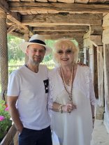 Corina Chiriac, emoționată până la lacrimi „Acasă la Brâncuși”. Imagini de colecție din satul marelui Constantin Brâncuși. S-a fotografiat la casa memorială a sculptorului