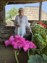 Corina Chiriac, emoționată până la lacrimi „Acasă la Brâncuși”. Imagini de colecție din satul marelui Constantin Brâncuși, unde a purtat o ținută albă vaporoasă