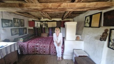 Corina Chiriac, emoționată până la lacrimi „Acasă la Brâncuși”. Imagini de colecție din satul marelui Constantin Brâncuși. A vizitat Casa-Muzeu „Constantin Brâncuși”