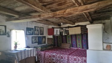 Corina Chiriac, emoționată până la lacrimi „Acasă la Brâncuși”. Imagini de colecție din satul marelui Constantin Brâncuși. A fost impresionată de gospodăria devenită muzeu