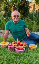 Emil Boc, mândru de roșiile culese. Cum arată grădina primarului din Cluj-Napoca: „Natura ne amintește că cele mai frumoase lucruri cresc încet”. Edilul are 59 de ani