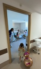 Cum au cunoscut-o fiicele Laurei Cosoi pe sora lor mai mică. Nina a fost înconjurată de iubirea lor din primele ore de viață. S-au pregătit pentru vizita la spital