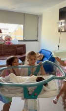 Cum au cunoscut-o fiicele Laurei Cosoi pe sora lor mai mică. Nina a fost înconjurată de iubirea lor din primele ore de viață. Actrița a împărtășit momentul cu urmăritorii din online