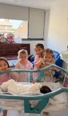 Cum au cunoscut-o fiicele Laurei Cosoi pe sora lor mai mică. Nina a fost înconjurată de iubirea lor din primele ore de viață. Actrița este acum mamă de cinci fete