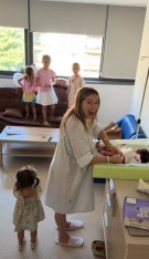 Cum au cunoscut-o fiicele Laurei Cosoi pe sora lor mai mică. Nina a fost înconjurată de iubirea lor din primele ore de viață. Au așteptat câteva luni să își întâlnească sora