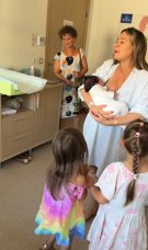 Cum au cunoscut-o fiicele Laurei Cosoi pe sora lor mai mică. Nina a fost înconjurată de iubirea lor din primele ore de viață. Aceasta s-a născut deja într-o familie numeroasă