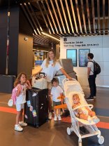Emily Burghelea se mută din țară cu familia, la numai câteva luni de când a devenit mamă a 3-a oară. „Acasă poate fi oriunde”. Ea și soțul ei au luat cei trei copii și au plecat