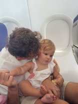 Emily Burghelea se mută din țară cu familia, la numai câteva luni de când a devenit mamă a 3-a oară. „Acasă poate fi oriunde”. Fiica ei cea mică are 10 luni