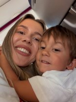 Emily Burghelea se mută din țară cu familia, la numai câteva luni de când a devenit mamă a 3-a oară. „Acasă poate fi oriunde”. Influencerița are 27 de ani