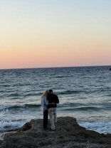 Daciana Sârbu nu-și mai ascunde fericirea. Cum s-a fotografiat alături de iubitul ei în vacanța din Grecia. Au privit marea îmbrățișați