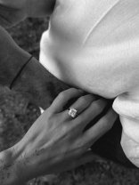 Fiica Malvinei Cservenschi a fost cerută în căsătorie. Inelul a fost creat în secret de mama ei și dus personal în Bali