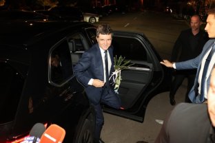 Nicușor Dan și Mirabela Grădinaru, apariție elegantă la nunta lui Alexandru Nazare. Ce mesaj le-a transmis președintele mirilor. A adus și un buchet de flori pentru mireasă