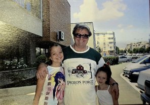 Fiicele lui Vadim Tudor, mesaj emoționant la comemorarea celor 11 ani de la moartea lui. Cum arată acum Lidia și Eugenia, care erau foarte tinere când el a murit
