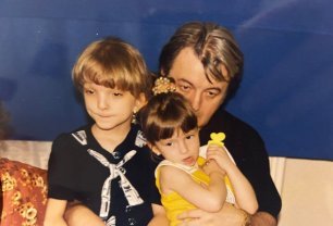 Fiicele lui Vadim Tudor, mesaj emoționant la comemorarea celor 11 ani de la moartea lui. Cum arată acum Lidia și Eugenia. Lidia Vadim Tudor a publicat un mesaj emoționant despre el