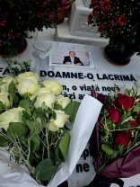 Fiicele lui Vadim Tudor, mesaj emoționant la comemorarea celor 11 ani de la moartea lui. Cum arată acum Lidia și Eugenia. Cele două i-au dus trandafiri roșii și albi la mormânt