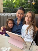 Gabriela Cristea nu mai tace după ce fiicele ei au fost jignite pe internet: „Fetele mele nu sunt niște roboți programați să stea drepți în fața camerei”. Susține că fetele ei sunt copii normali