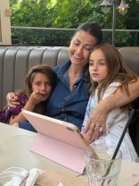 Gabriela Cristea nu mai tace după ce fiicele ei au fost jignite pe internet: „Fetele mele nu sunt niște roboți programați să stea drepți în fața camerei”. Fetițele au venit pe lume după o perioadă dificilă din viața vedetei